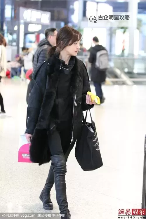 郑爽竹竿腿抢镜，展现高挑身材引热议图1