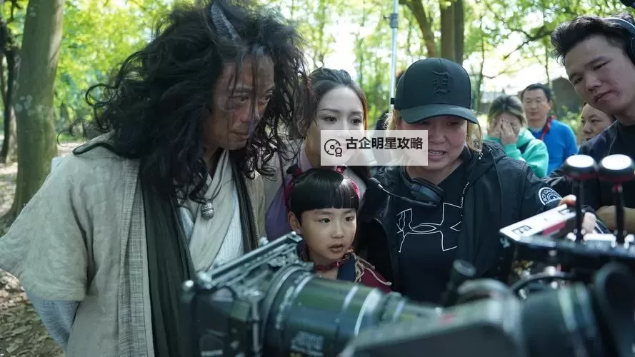 国产电影自拍：展现导演与演员的真实瞬间图1