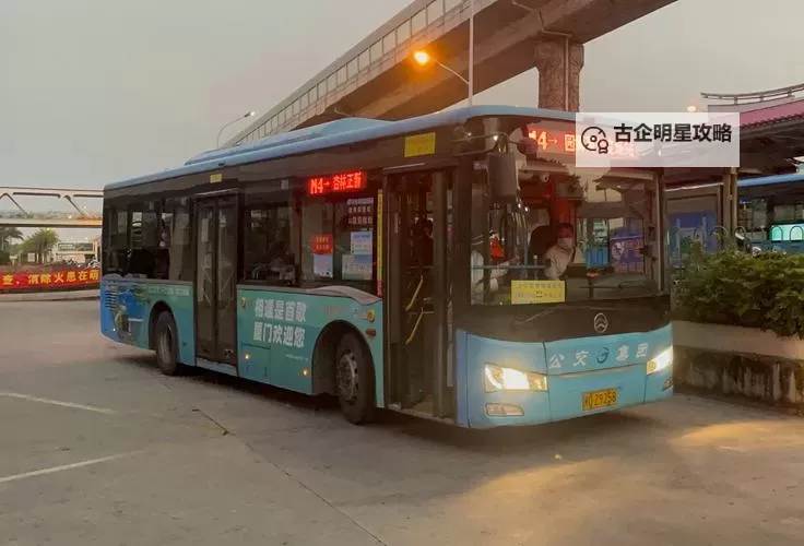 摇摇晃晃公交车XX5：城市里的不稳定旅程图1