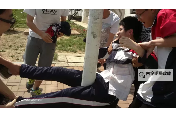 在教室里把跳d开到最大：学生激情释放的瞬间图1