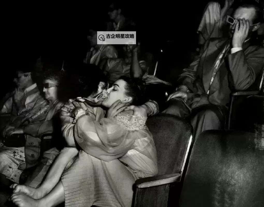 正在播放吻到发狂唾液交缠的激烈瞬间凤凰大胆释放图1