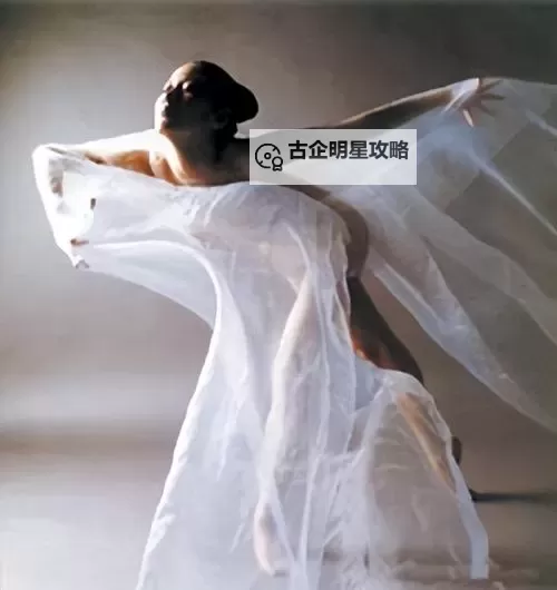 亚洲美女裸体写真集在线观看：赏心悦目的视觉盛宴图1