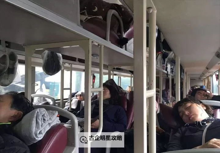 长途车卧铺最后一排很黄：夜行旅途中的奇异景象图1
