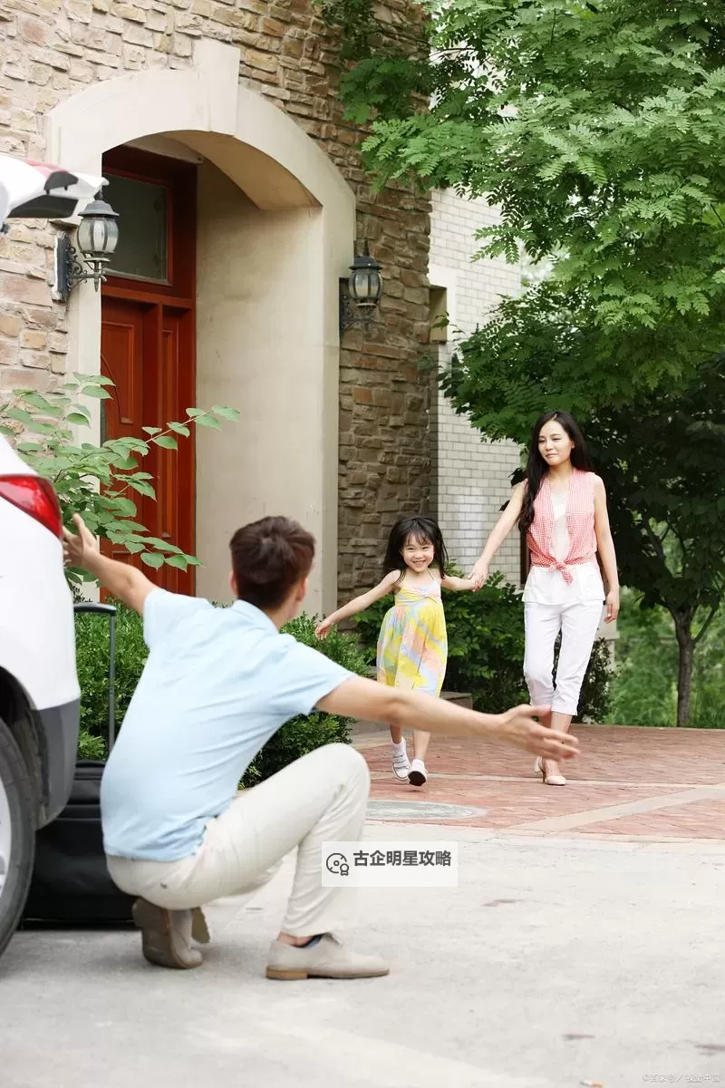 家庭温馨时光：一种男女在家嘿嘿视频记录幸福瞬间图1