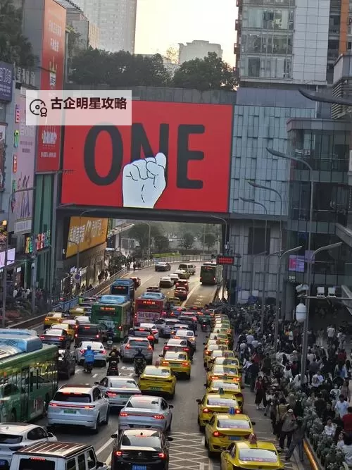 震撼街头门：开启城市新视界的奇幻门扉图1