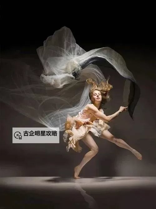 探索极限之美：最大胆人体艺术摄影的艺术魅力图1