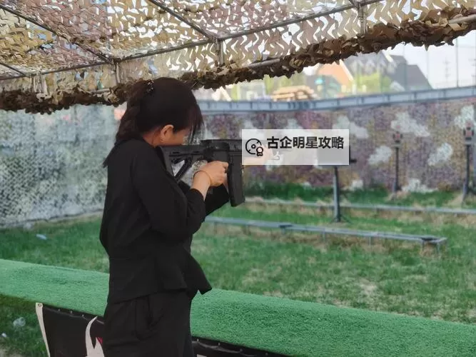 《全新体验:真人版射击中文版震撼上线,突破极限的射击盛宴》图1