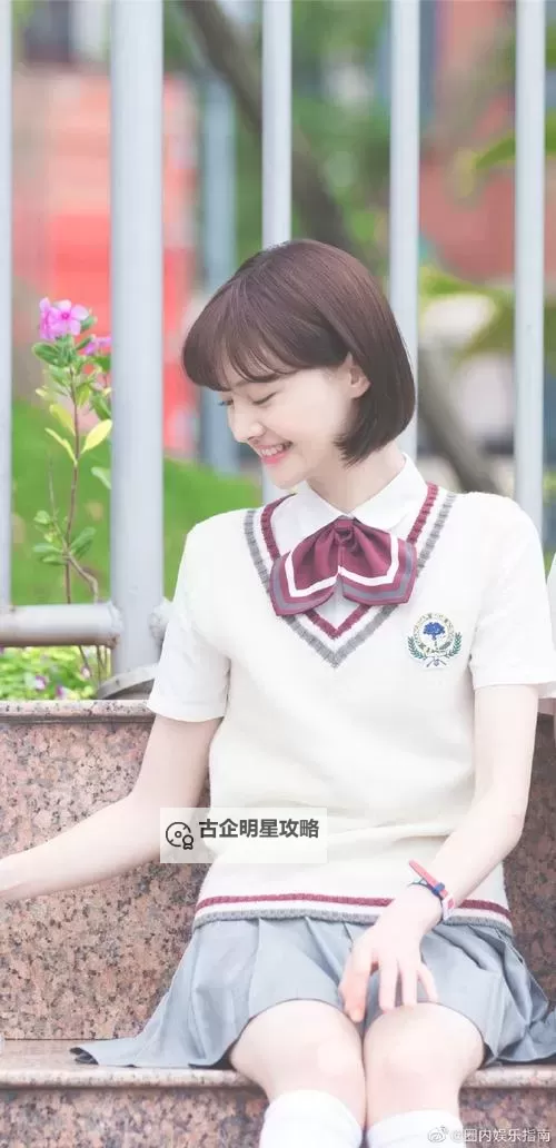 郑爽演绎复古校服风潮：优雅重现青春记忆图1