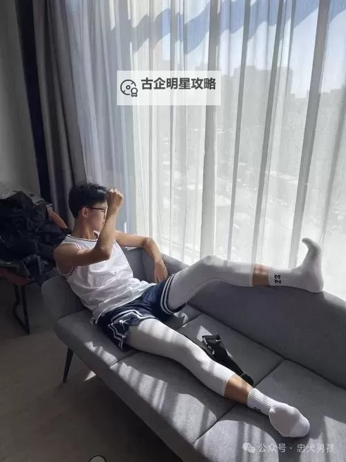 Chinese体育生阳台：青春活力在窗外绽放图1