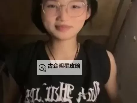 黑衣服眼镜妹在宿舍困困兔:校园里的温馨小故事图2