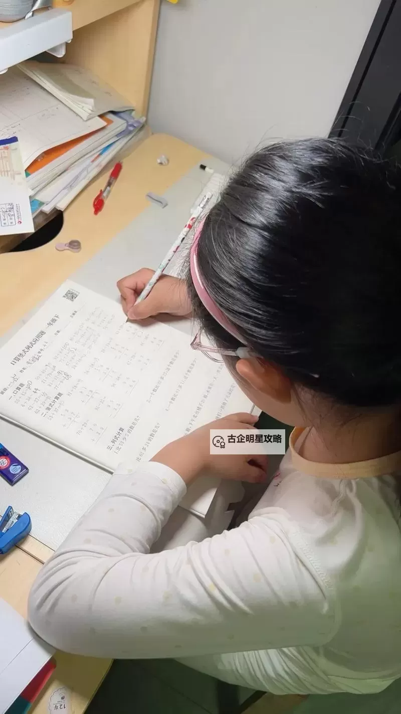 做错一题学长就往里插一支笔：意外的惩戒还是趣味的惩罚？图1