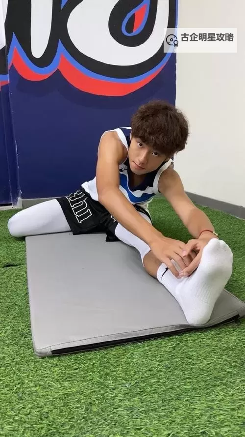 中国大学生白袜飞机：青春飞扬的校园风采图1