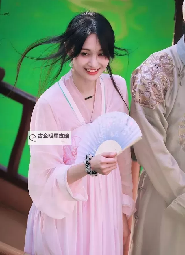 郑爽港风造型揭秘:复古韵味与时尚潮流的完美融合图1