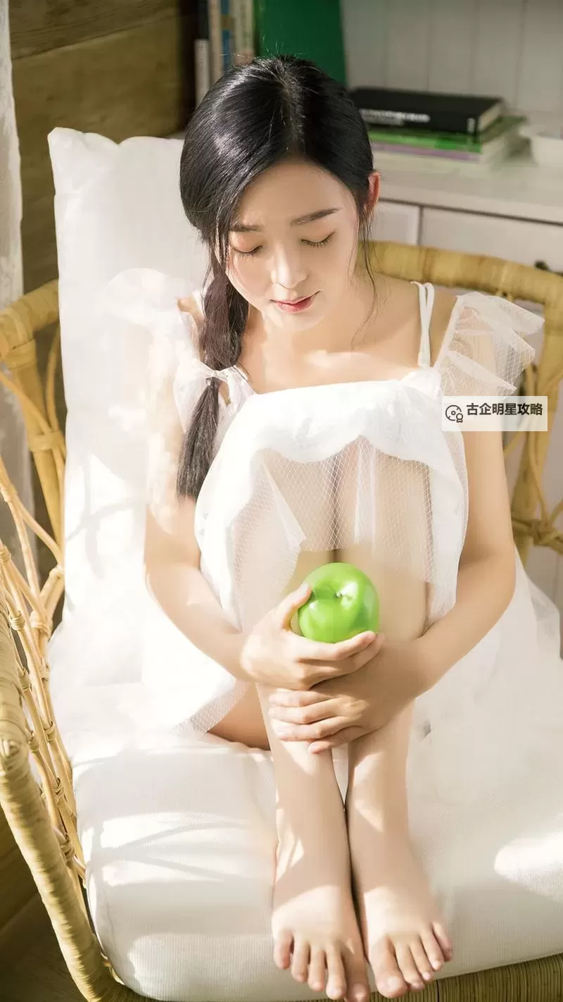 探索无尽魅力:最新最大胆美女图片集锦图1