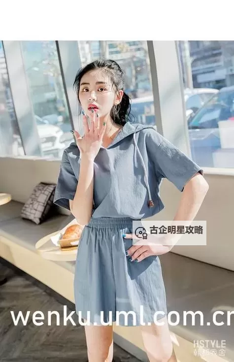 长泽梓白衣浴室的静谧时光与温馨瞬间图1