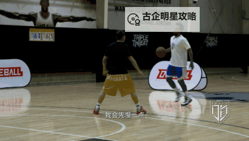 《NBA2K18》背后换手运球突破动图教学 背后换手运球突破怎么做图1