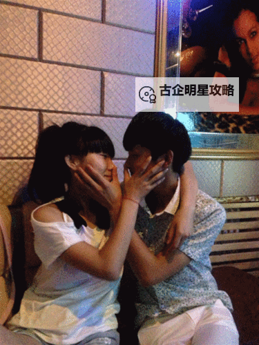 左爱动态图:展现温馨友情与深厚情感的精彩瞬间图1