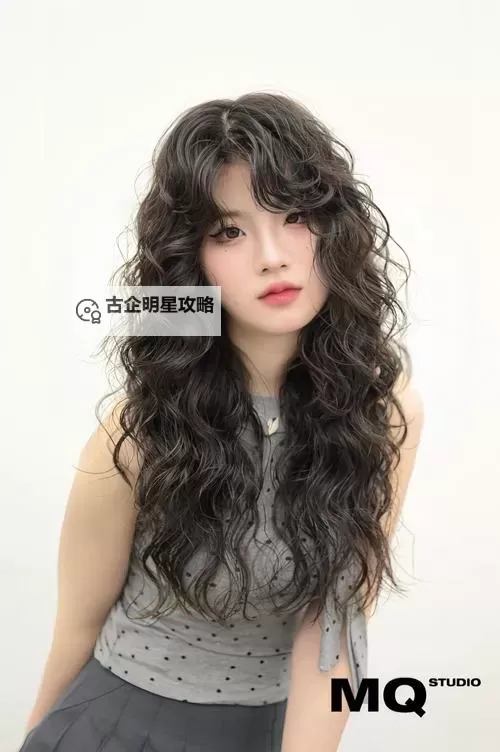 2024最新卷发发型图片欣赏，潮流卷发造型尽在其中图1