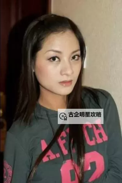 青涩青春：亚洲自拍镜头中的纯真瞬间图1