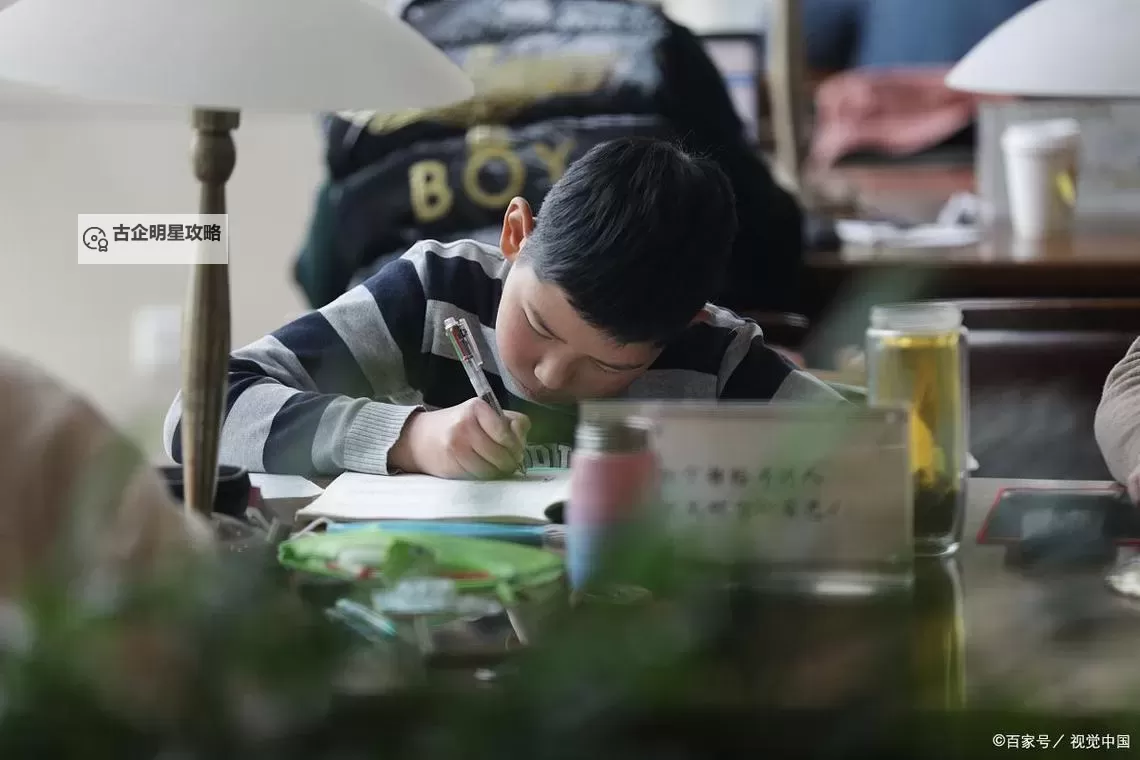 校园趣事：坐在学长的紫根上写作业视频揭秘图1