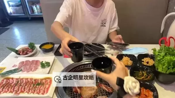 【趣味生活】探索“坐着吃饭下面连是在一起系列”:趣味与温馨的完美结合图1