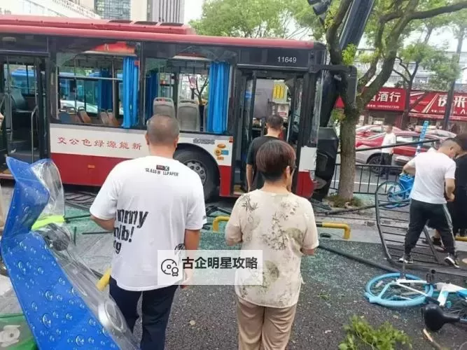 在公交车上被撞了八次高黄:一次意外引发的深刻反思图2