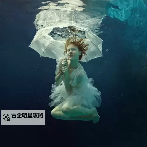 探索极限美感：最大胆人体艺术摄影的艺术魅力图1