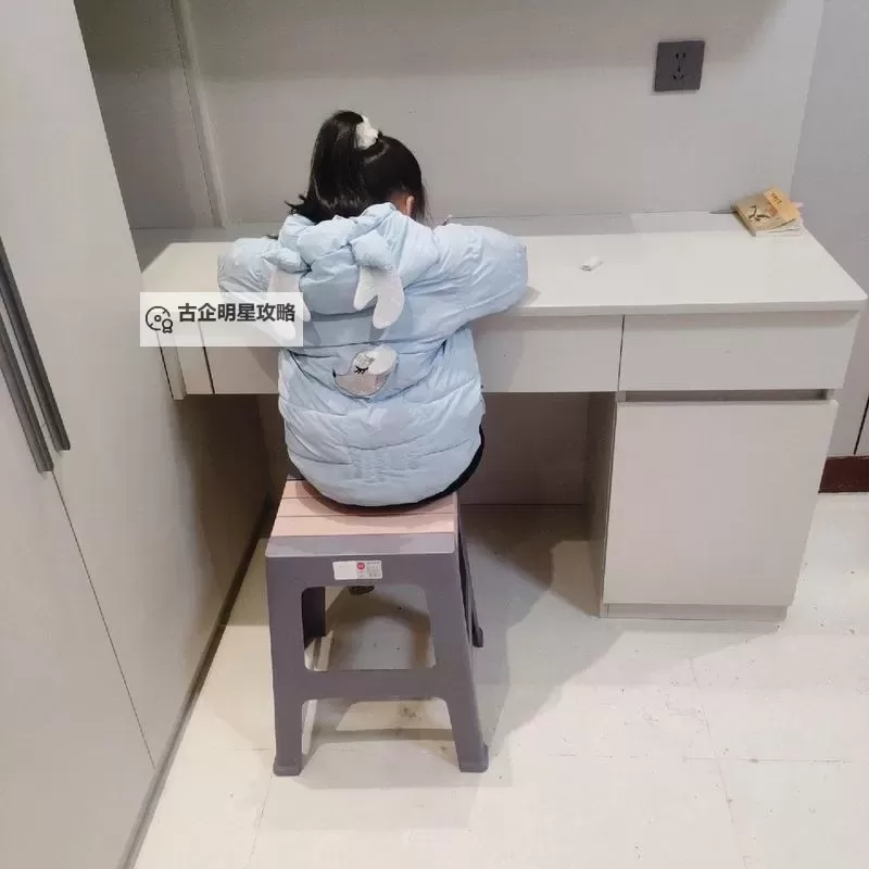 坚持在坐在硬邦邦的上面写作业：逆境中的成长之路图1