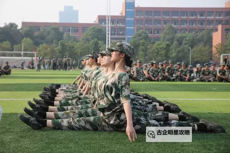 最近很火的军训美女跳舞:酷炫舞姿展现青春活力图1