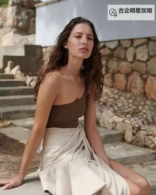 人人看人人色妇女：现代社会中的多面女性形象分析图1