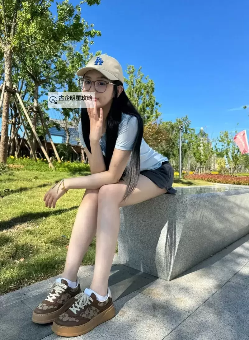 探索趣味无限:美女QQ美女搞笑片和妹妹看片的精彩瞬间图1