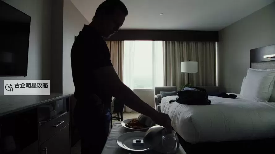 温馨趣味：两个人在床上打扑克视频的温情时刻图1