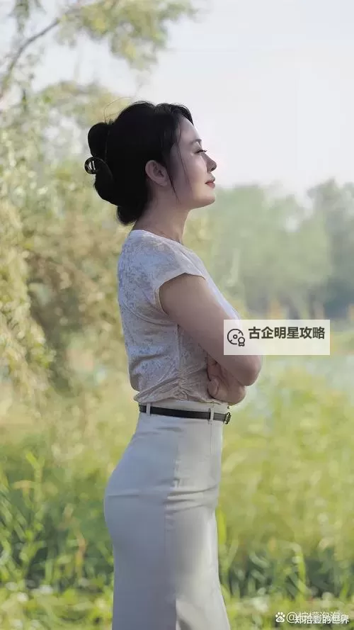 征服风韵犹存的岳:巍峨之上的永恒魅力图1