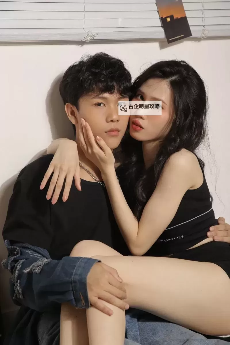 最美情侣免费高清视频：海边黄昏里的温柔纪事图1