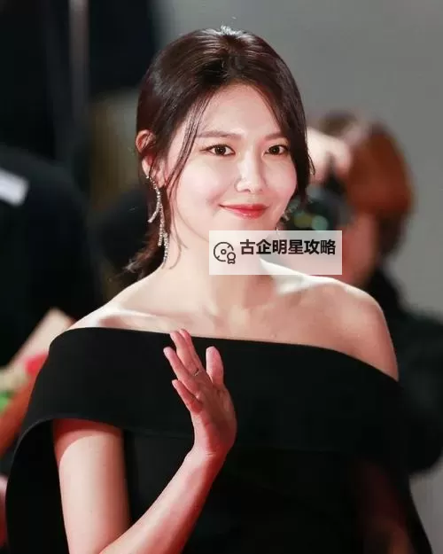 雨宫琴音45部合集:光影里的温柔与诱惑图1