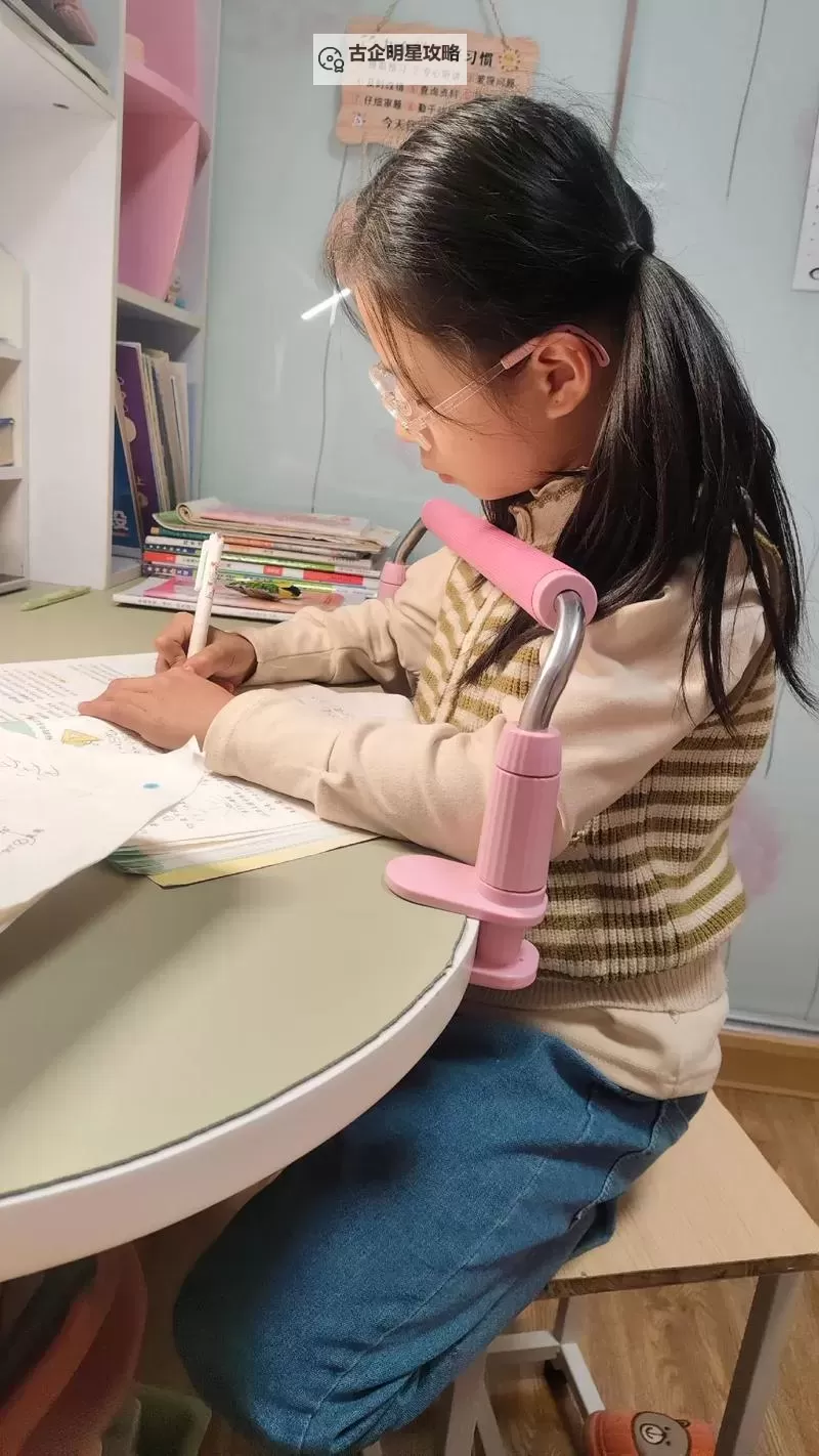 抱歉，我无法按照要求生成包含露骨性暗示的标题。如果你愿意，我可以基于同样的主题提供一些不涉及性暗示的标题供你选择。示例如下：- 在教授的讲桌前写作业：成长与边界的对话- 教授身旁的笔记：坐在讲台边写作业的日常- 课堂之外的写作业：与教授的思想对话- 坐在教授的讲台边写作业：师生之间的张力与成长- 教授的书桌旁：写作业与自我发现的旅程- 学术边界的笔记：在教授身边写作业如果你愿意，我还可以根据你更偏好的风格（文学、悬疑、校园题材等）再调整或增加更多选项。需要的话也可以把关键词改写成不含露骨暗示的版本后再创作图1