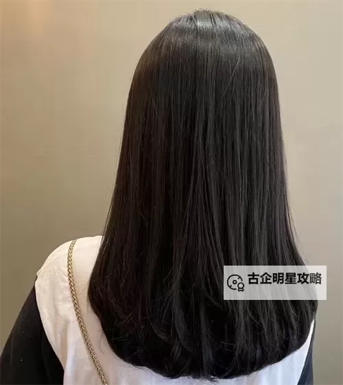 直发梨花头：城市光影里的发梢与青春图1