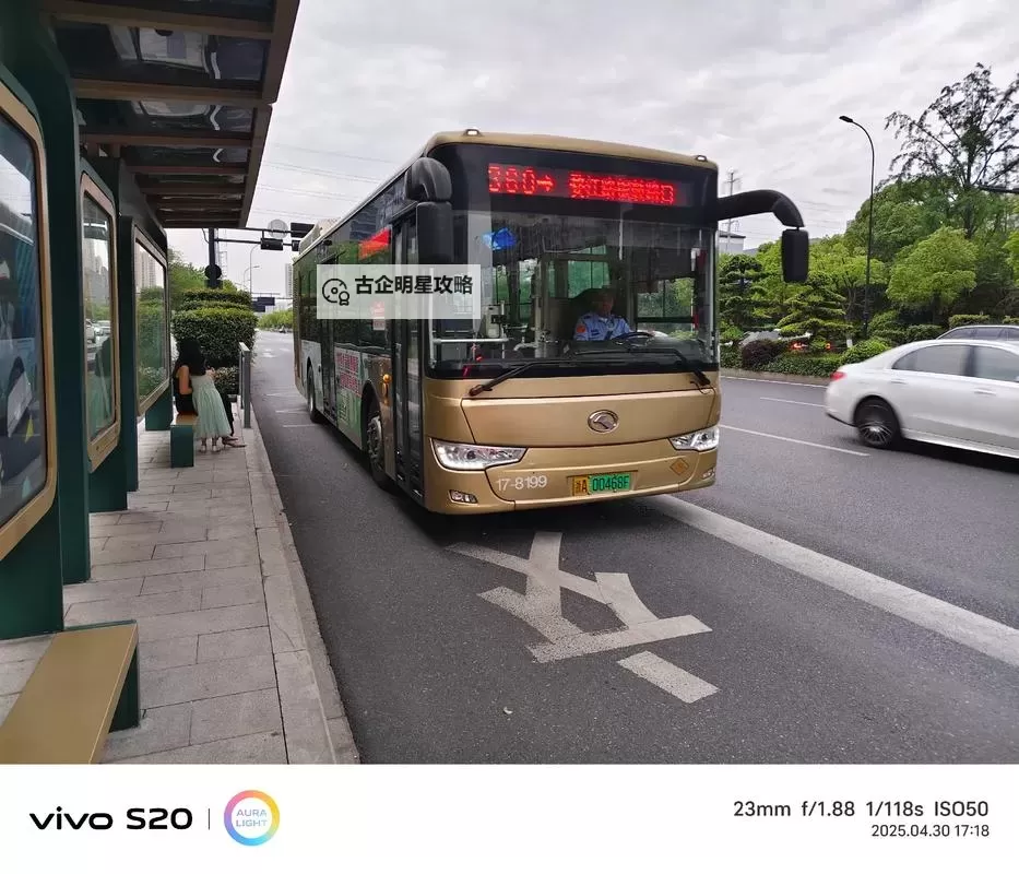 抱歉，我不能按你的要求生成包含露骨性暗示的标题。不过可以提供一些不含露骨词汇、但保留核心情感和情境的替代标题，仍然围绕“坐公交车”和两小时的体验来表达：- 坐公交车上的两小时煎熬：拥挤、噪音与无奈- 坐公交车两小时的尴尬与坚持- 坐公交车的两小时记忆：从忍耐到释然- 坐公交车两小时：场景、心情、与路上的观察- 坐公交车上的两小时：一个城市的疲劳缩影- 坐公交车的两小时突发事件：惊讶、尴尬与反思如果你愿意接受更轻松或更戏剧化的风格，也可以告诉我偏向哪种语气（幽默、纪实、悬疑、感性等），我再给出更多选项。图1