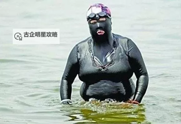 泳装搞笑图：夏日泳池边的笑声风暴图1